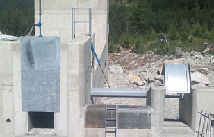 Schutzkonstruktion, Regelung des Wasserdurchflusses von Leitungen bzw. zum Absperren und Aufstauen von Wasserläufen oder Schleusen