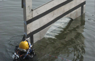 Schutzkonstruktion, Regelung des Wasserdurchflusses von Leitungen bzw. zum Absperren und Aufstauen von Wasserläufen oder Schleusen