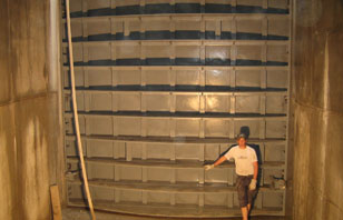 Schutzkonstruktion, Regelung des Wasserdurchflusses von Leitungen bzw. zum Absperren und Aufstauen von Wasserläufen oder Schleusen