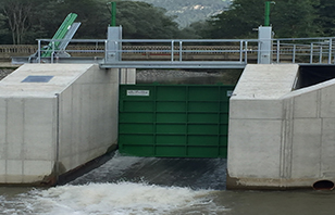 Schutzkonstruktion, Regelung des Wasserdurchflusses von Leitungen bzw. zum Absperren und Aufstauen von Wasserläufen oder Schleusen