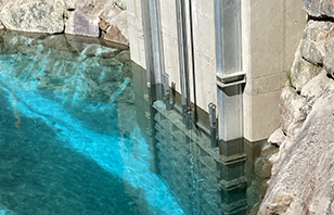 Schutzkonstruktion, Regelung des Wasserdurchflusses von Leitungen bzw. zum Absperren und Aufstauen von Wasserläufen oder Schleusen