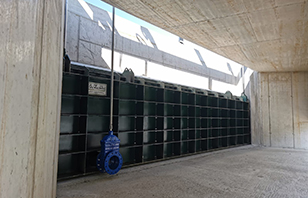 Schutzkonstruktion, Regelung des Wasserdurchflusses von Leitungen bzw. zum Absperren und Aufstauen von Wasserläufen oder Schleusen