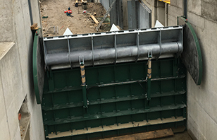 Schutzkonstruktion, Regelung des Wasserdurchflusses von Leitungen bzw. zum Absperren und Aufstauen von Wasserläufen oder Schleusen