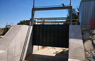 Schutzkonstruktion, Regelung des Wasserdurchflusses von Leitungen bzw. zum Absperren und Aufstauen von Wasserläufen oder Schleusen