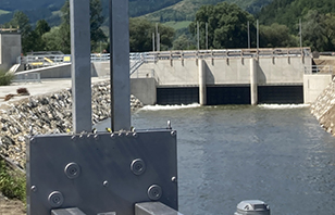 Schutzkonstruktion, Regelung des Wasserdurchflusses von Leitungen bzw. zum Absperren und Aufstauen von Wasserläufen oder Schleusen