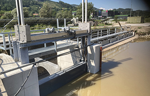 Schutzkonstruktion, Regelung des Wasserdurchflusses von Leitungen bzw. zum Absperren und Aufstauen von Wasserläufen oder Schleusen