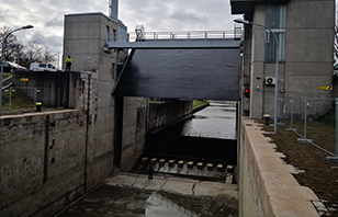 Schutzkonstruktion, Regelung des Wasserdurchflusses von Leitungen bzw. zum Absperren und Aufstauen von Wasserläufen oder Schleusen