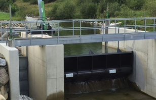 Wehrklappe, Beton- und Stahlkonstruktion