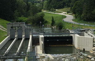 Wehrklappe, Beton- und Stahlkonstruktion