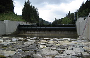 Wehrklappe, Beton- und Stahlkonstruktion