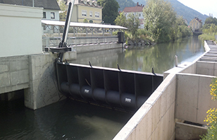 Wehrklappe, Beton- und Stahlkonstruktion