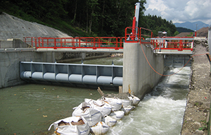 Wehrklappe, Beton- und Stahlkonstruktion