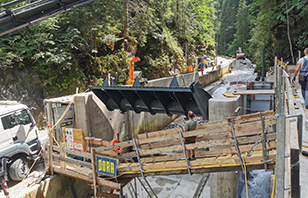 Wehrklappe, Beton- und Stahlkonstruktion